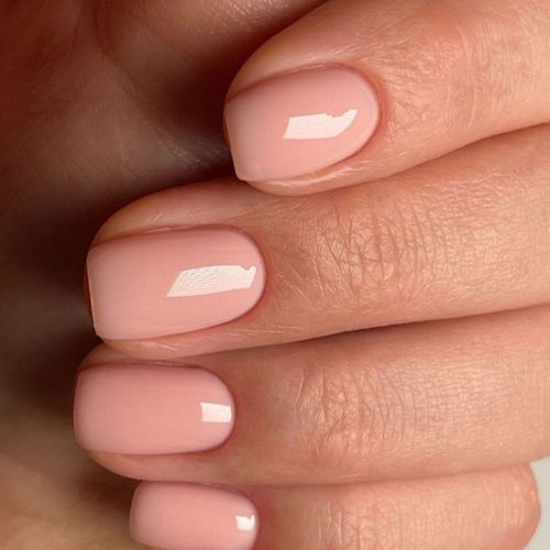Detailaufnahme einer professionellen Manicure mit rosa Lack
