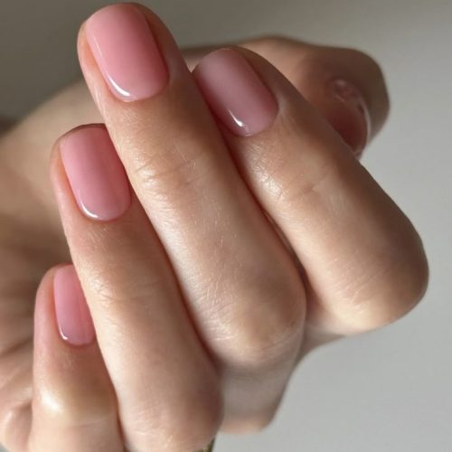 Gepflegte Hände mit natürlicher Manicure in zartem Rosaton