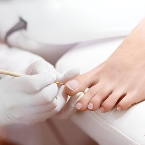 Professionelle Pedicure Behandlung mit sorgfältiger Nagelpflege am Fuss